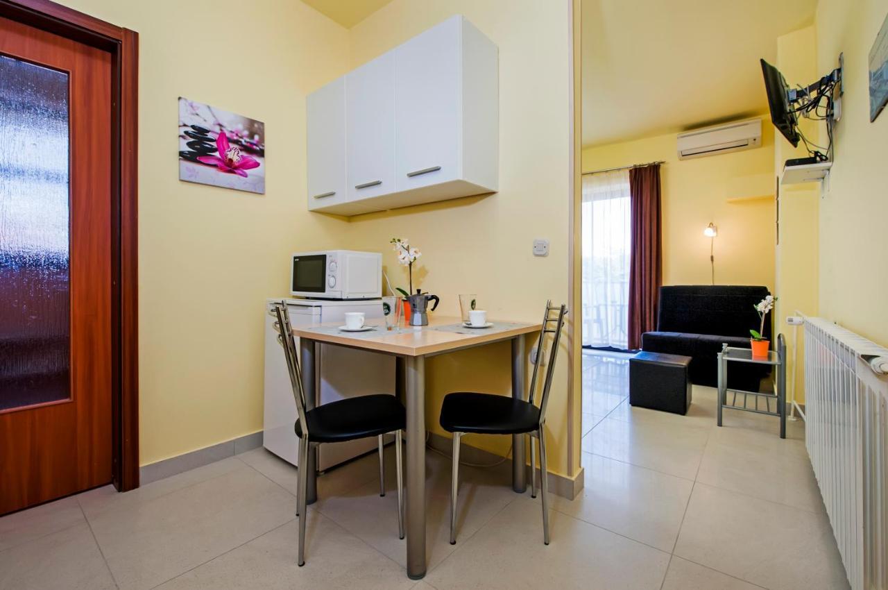 Apartments Erik B&B Adults Only Ровинь Экстерьер фото